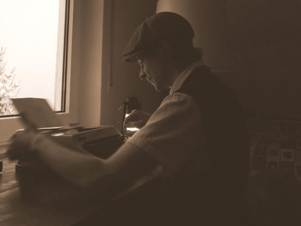 Jugendbuchautor bei der Arbeit